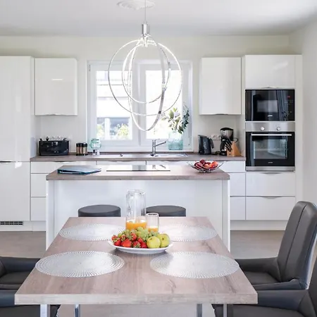 Nyaraló Emily Burhave