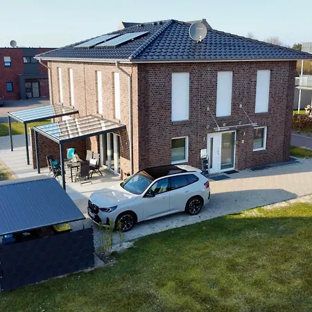 Emily Nyaraló Burhave